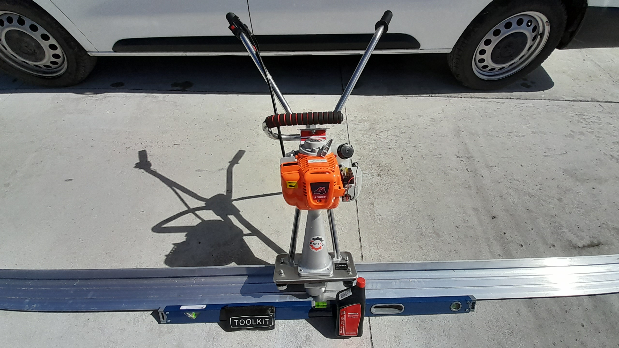 Combo Regla vibradora 3.0mts con motor + Nivel profesional 1.2mts + 1 litro aceite 10W30 Honda + kit herramientas