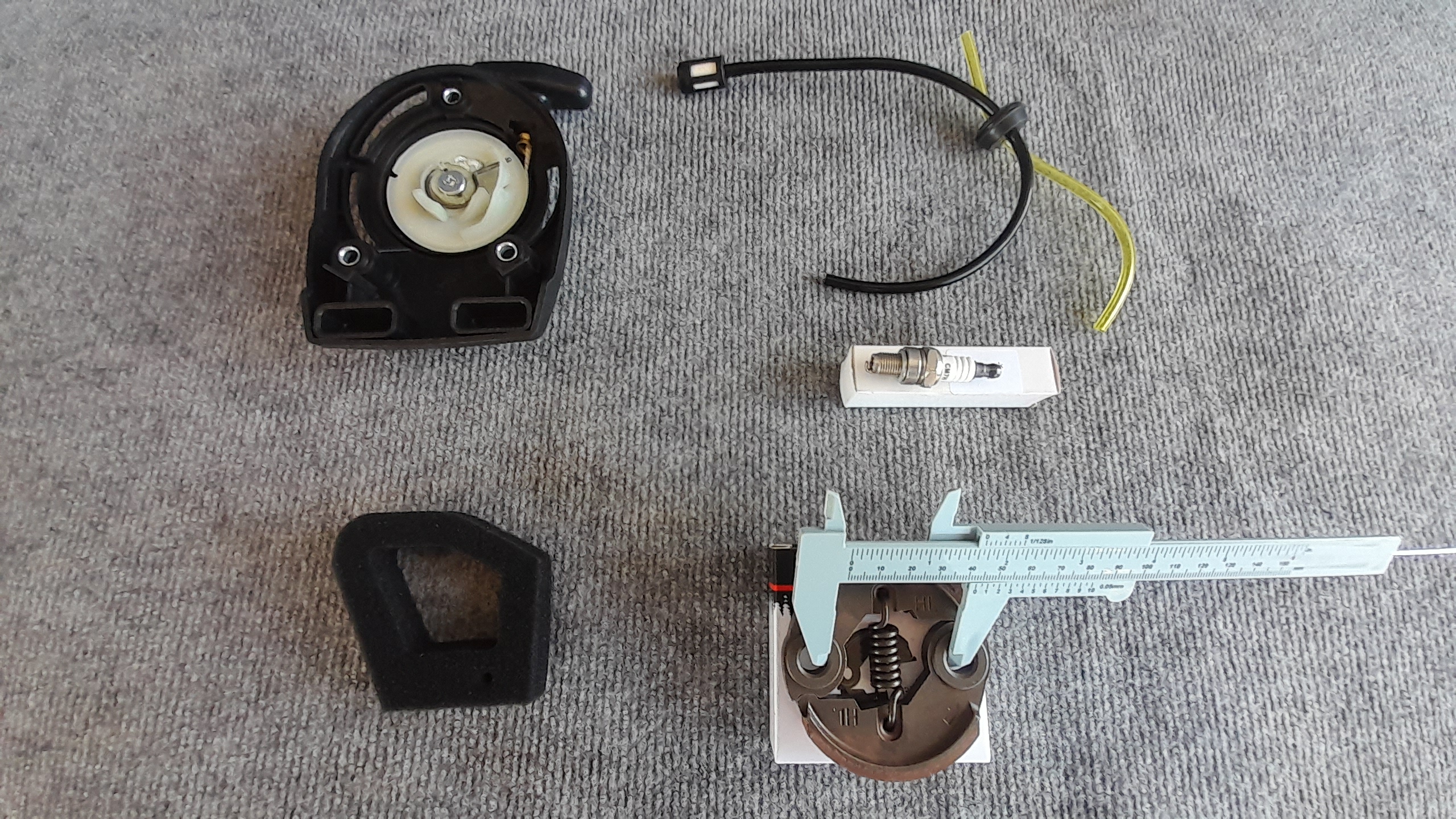 Kit mantenimiento motor GX35 Regla y desbrozadora DAPEK - Tapa arranque, filtro aire, bujia, embrague centrifugo y mangueras. - Imagen 3